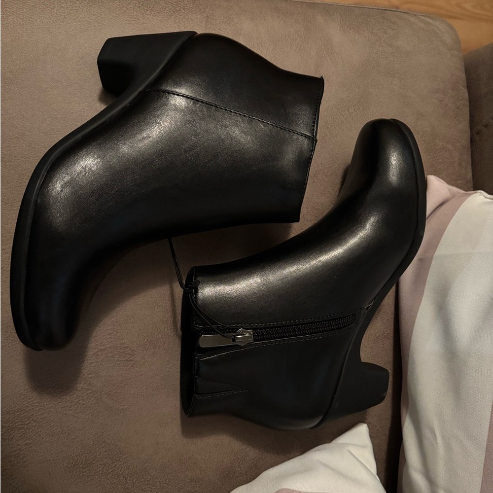 Easy Spirit Black Ankle Boots Sleek Minimalist Design